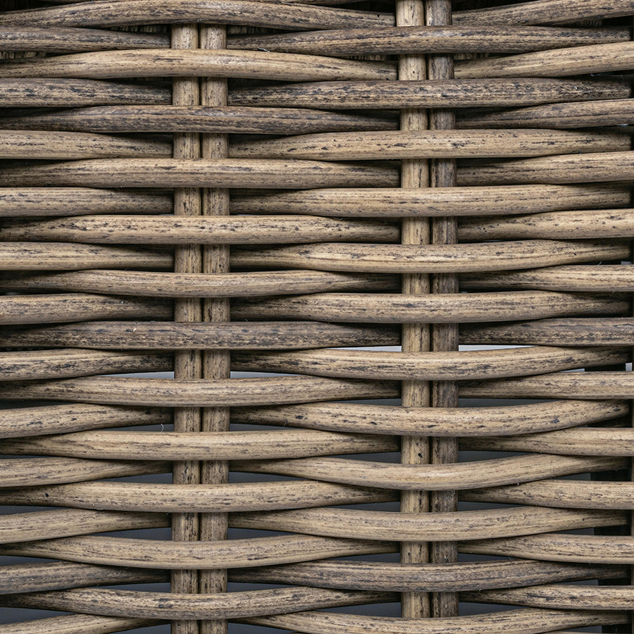 Barna színű műrattanból készült kerti kanapé, levehető bézs színű ülő és hátpárnákkal.