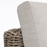 Barna színű műrattanból készült kerti kanapé, levehető bézs színű ülő és hátpárnákkal.