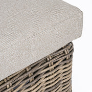 Barna színű műrattanból készült kerti kanapé, levehető bézs színű ülő és hátpárnákkal.