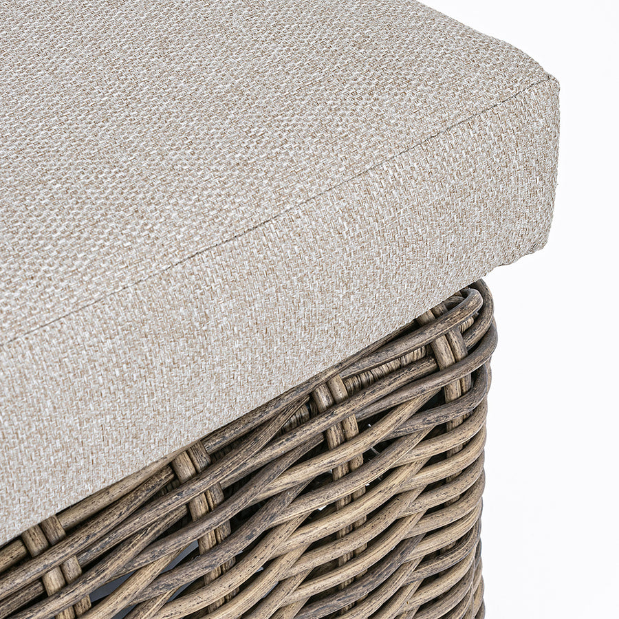 Barna színű műrattanból készült kerti kanapé, levehető bézs színű ülő és hátpárnákkal.