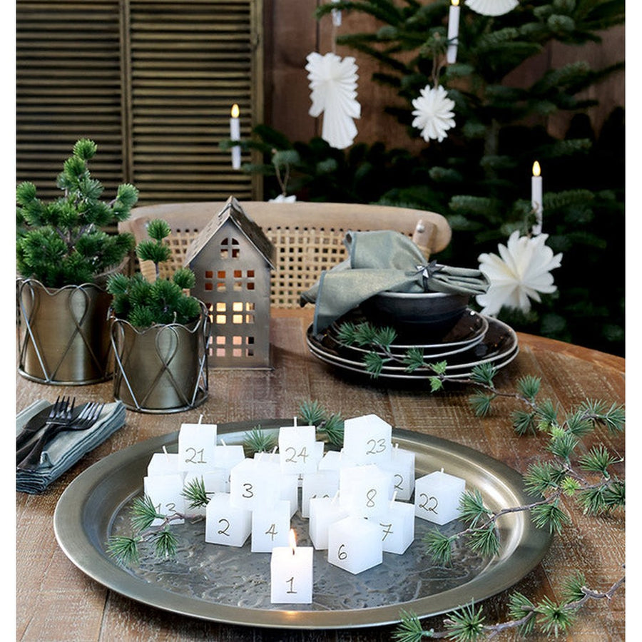 Antik fehér színű paraffinból készült, aranyszínű számokkal díszített, kocka formájú, 24 db-os adventi gyertya szett.