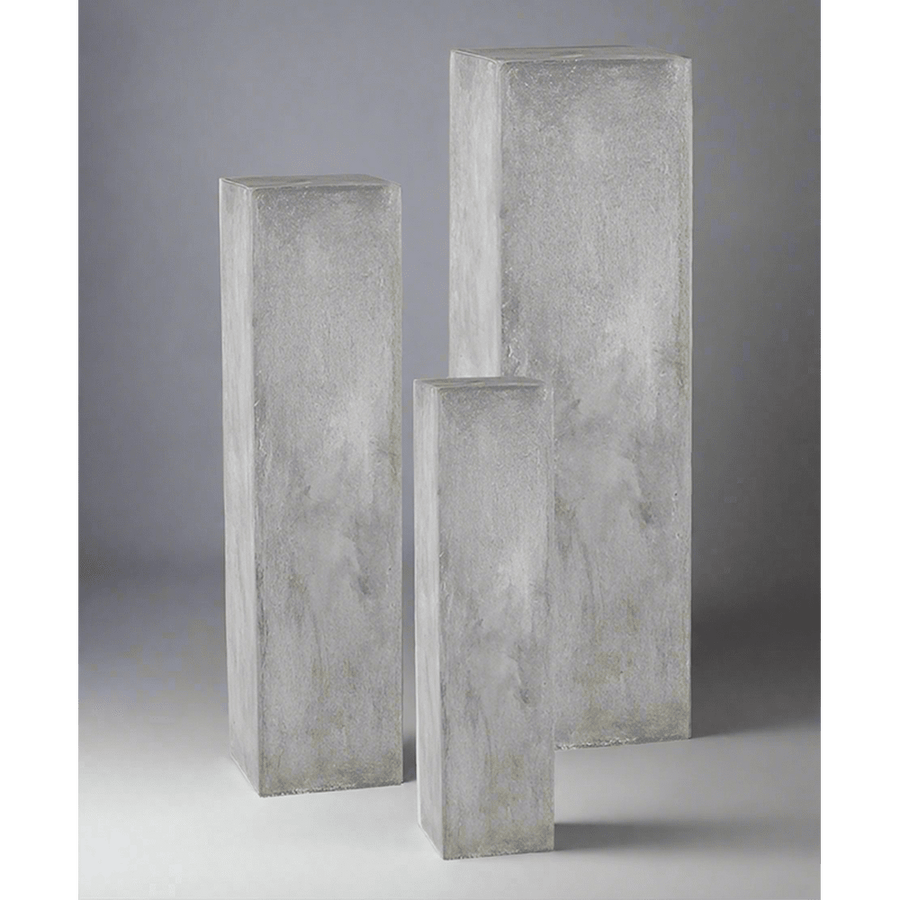 Antikolt felületű, szürke színű posztamensszett.