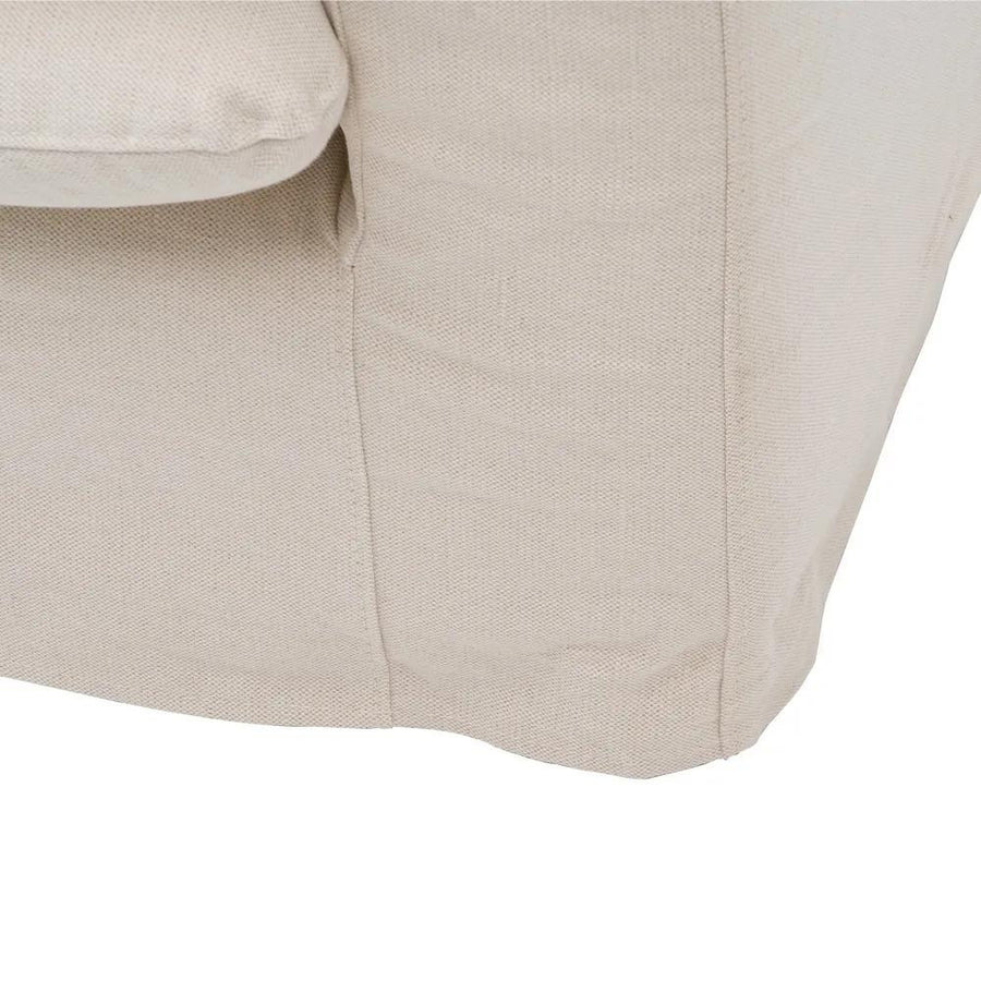 Bézs színű pamutvászon kárpitozású, kényelmes párnákkal ellátott kortárs kanapé.