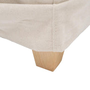 Bézs színű pamutvászon kárpitozású, kényelmes párnákkal ellátott kortárs kanapé.