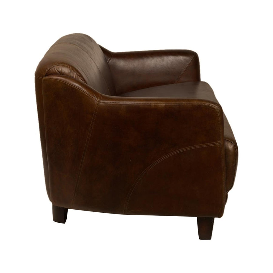 Dohánybarna bőrkanapé oldalnézetből, ívelt karfákkal és retró stílusjegyekkel