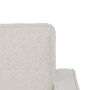 Fehér színű szövettel kárpitozott, 3 személyes kanapé.