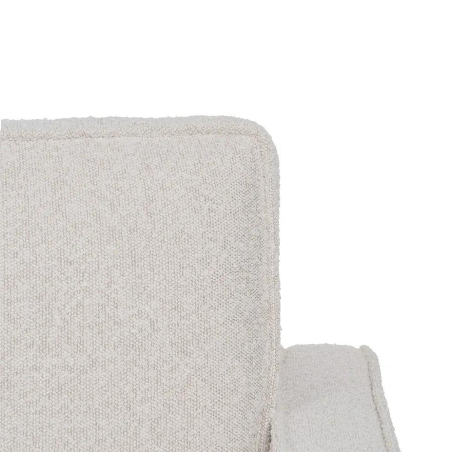 Fehér színű szövettel kárpitozott, 3 személyes kanapé.