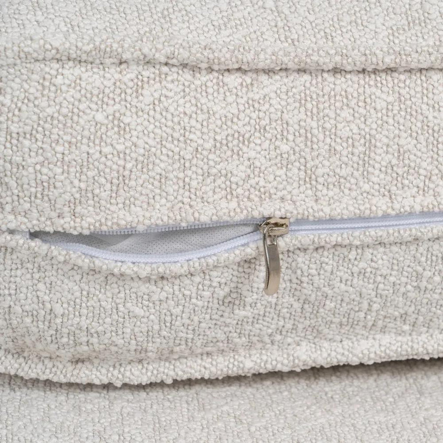 Fehér színű szövettel kárpitozott, 3 személyes kanapé.