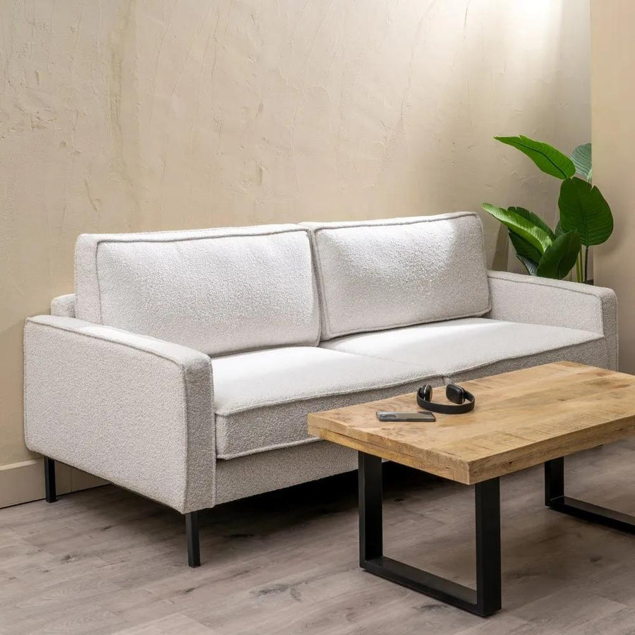 Fehér színű szövettel kárpitozott, 3 személyes kanapé.