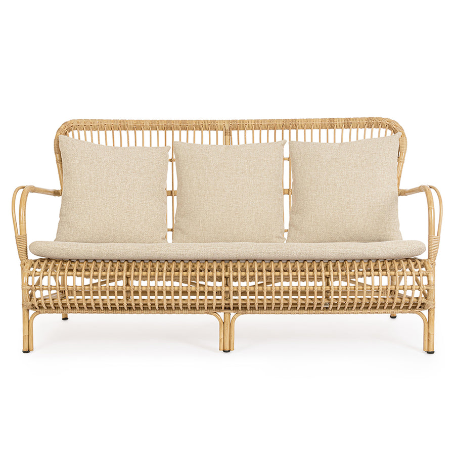 Natúr színű, 3 személyes műrattan kanapé, párnákkal.