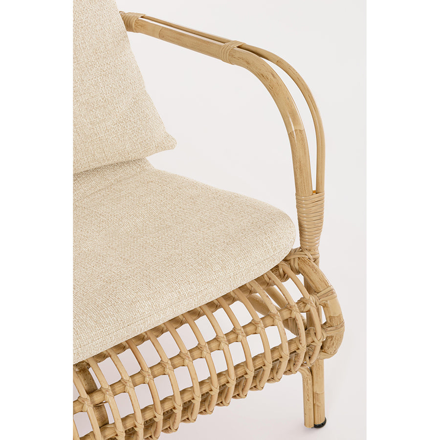 Natúr színű, 3 személyes műrattan kanapé, párnákkal.