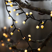 Meleg fehér fényű, 300 LED-es bogyós fényfüzér.