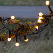 Meleg fehér fényű, 300 LED-es bogyós fényfüzér.