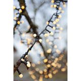 Meleg fehér fényű, 300 LED-es bogyós fényfüzér.
