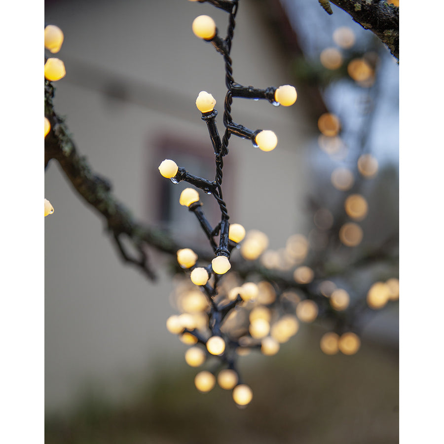 Meleg fehér fényű, 300 LED-es bogyós fényfüzér.