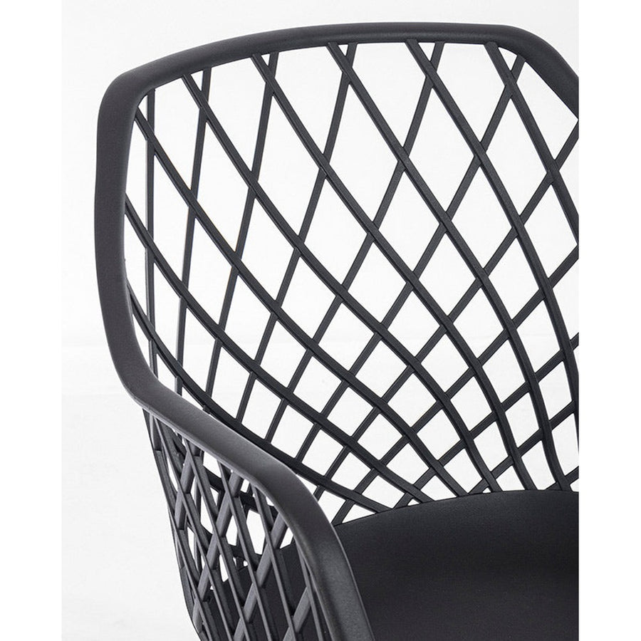 Fekete színű, modern műanyag étkezőszék.