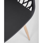 Fekete színű, modern műanyag étkezőszék.