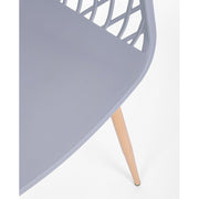 Szürke színű műanyag étkezőszék.