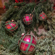 Skót kockás mintázatú, üveg karácsonyfadísz szett.