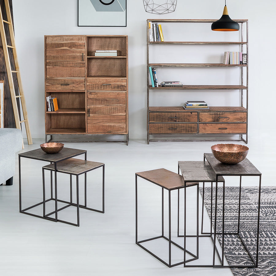 Akácfából és acélból készült könyvespolc, 4 fiókkal és 4 polccal.