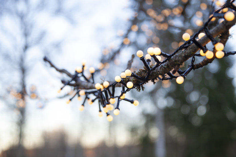 Meleg fehér fényű, 700 LED-es bogyós fényfüzér.