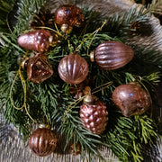 Antikolt pink színű, többféle formájú, 8 darabos karácsonyfadísz szett.