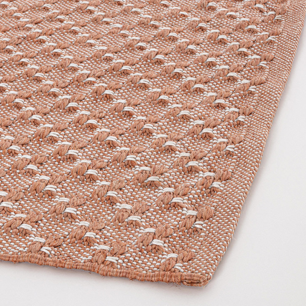 Strukturált felületű barackszínű szőnyeg részlet – kézzel szőtt mintázat, polipropilén anyag