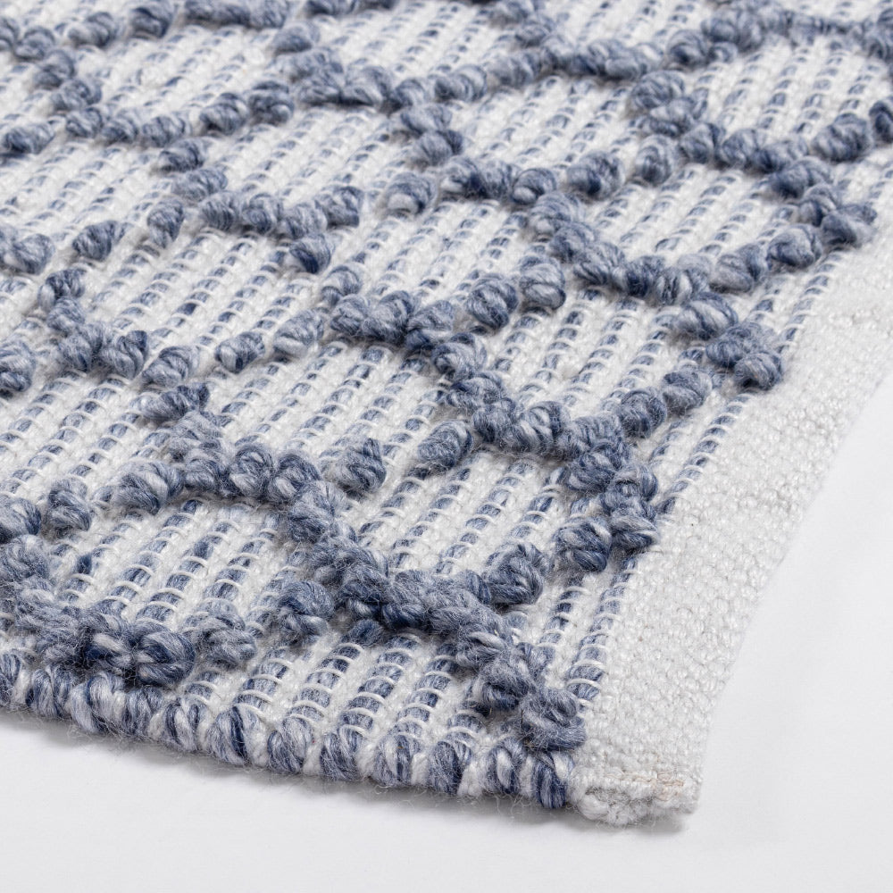 Strukturált felületű kültéri szőnyeg részlet – kék-fehér geometrikus minta, újrahasznosított poliészter