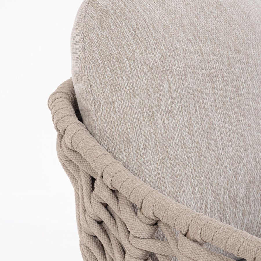 Kortárs stílusú, bézs színű, design kerti fotel natúr színű teakfa lábakkal