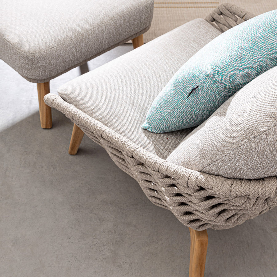 Kortárs stílusú, bézs színű, design kerti fotel natúr színű teakfa lábakkal