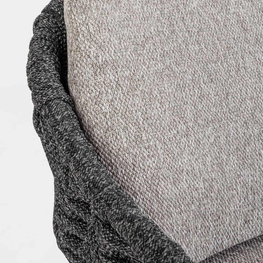 Kortárs stílusú, szürke színű, design kerti szék natúr színű teakfa lábakkal