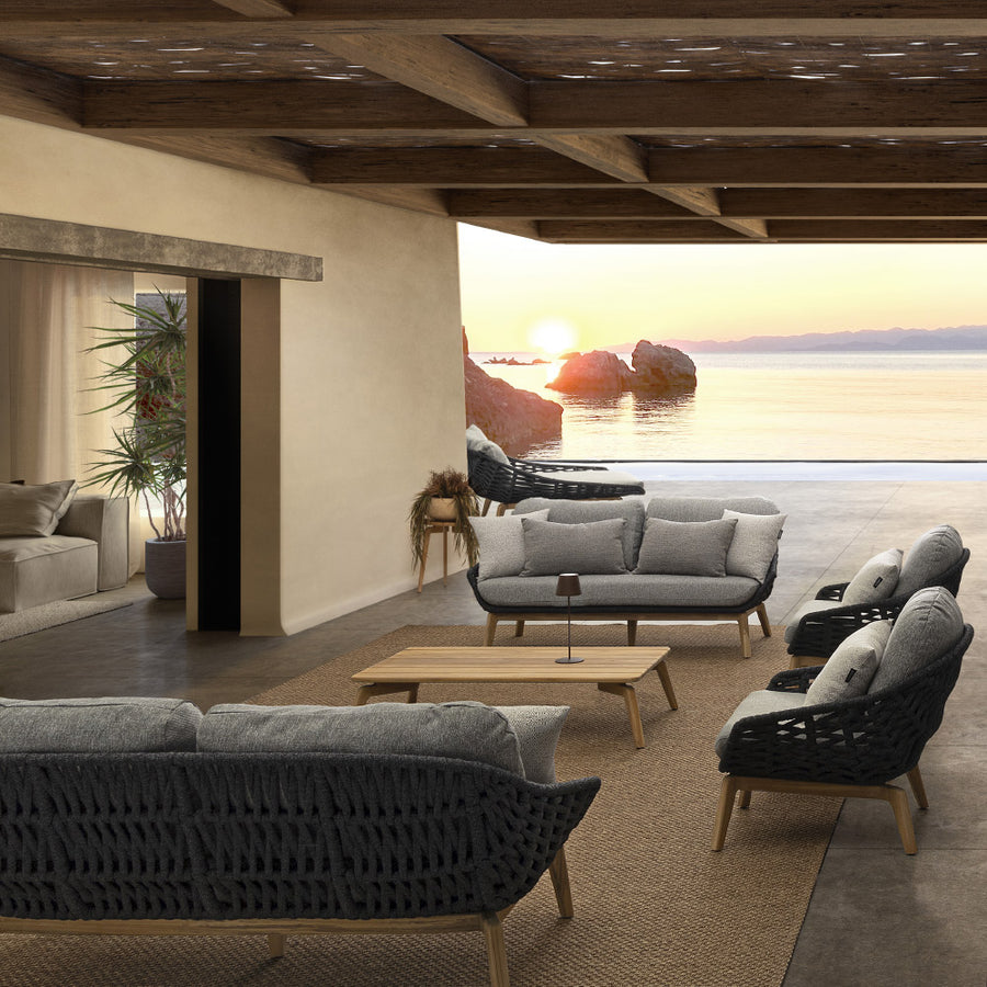 Kétszemélyes, szürke színű, design kerti kanapé szürke natúr színű teakfa lábakkal