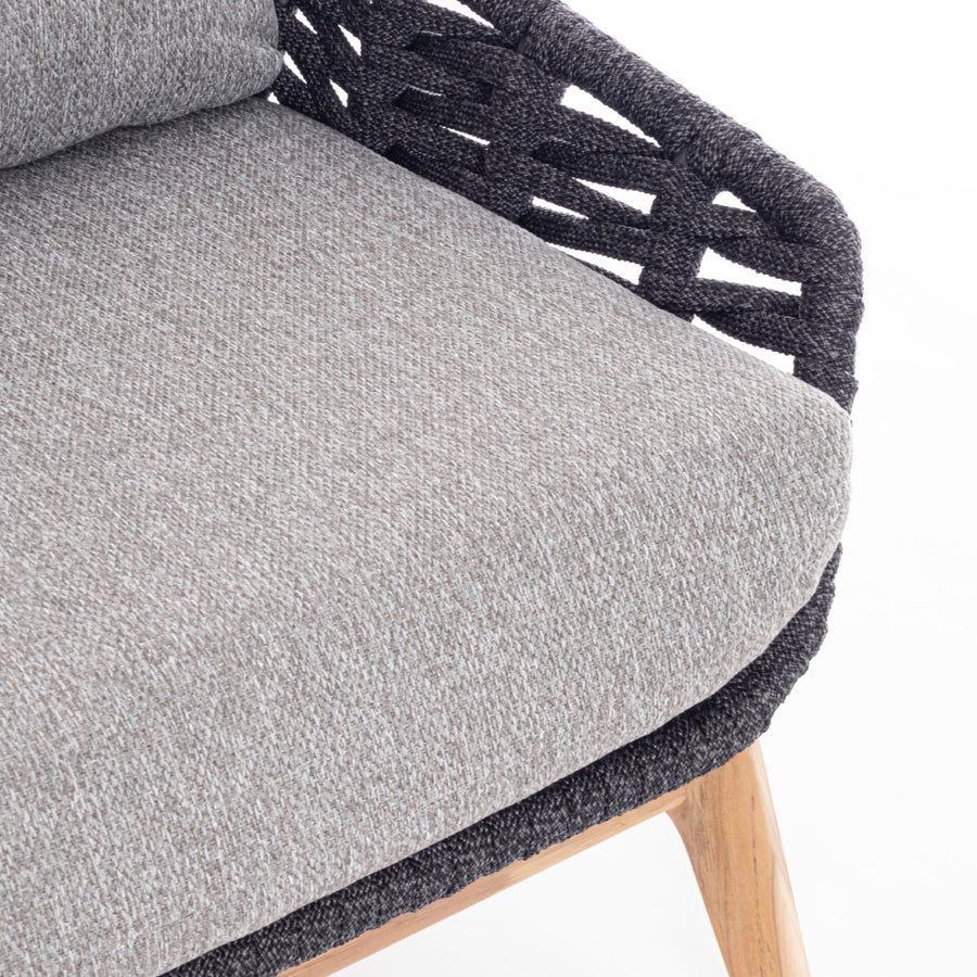 Kétszemélyes, szürke színű, design kerti kanapé szürke natúr színű teakfa lábakkal