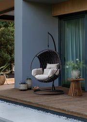 Galapagos fekete függőfotel modern terasz enteriőrben
