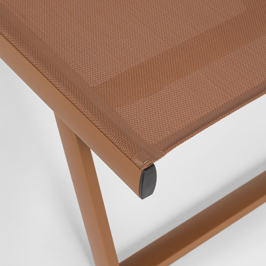 kortárs stílusú, dönthető, agyagbarna színű, alumínium napozóágy