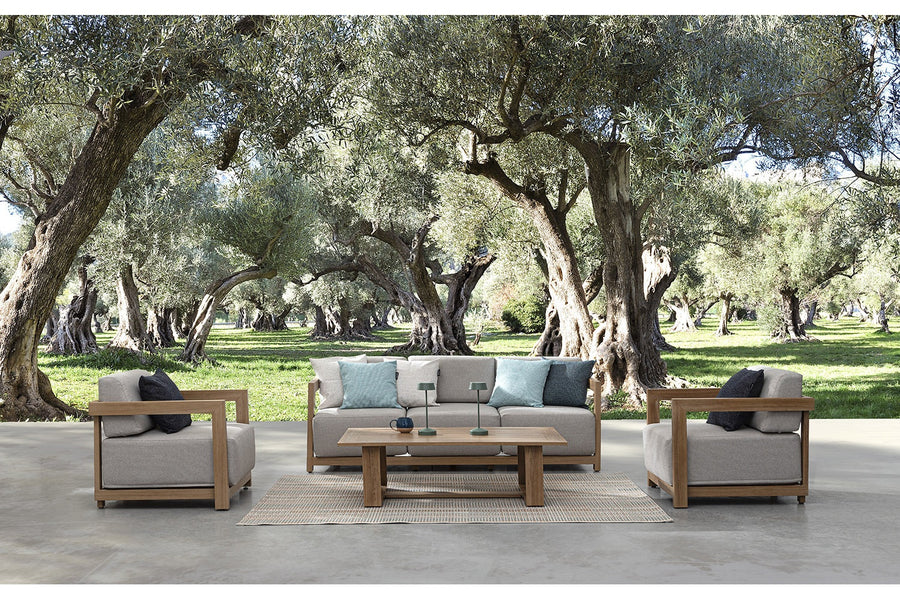 Kortárs stílusú, fahatású porszórt alumí készült, 6 személyes kerti ülőgarnitúra homokszínű ülő- és hátpárnákkal.