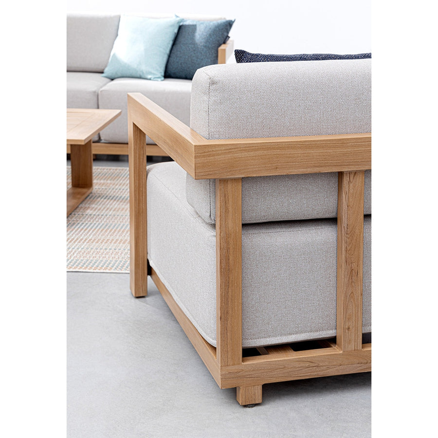 Kortárs stílusú, fahatású porszórt alumí készült, 6 személyes kerti ülőgarnitúra homokszínű ülő- és hátpárnákkal.