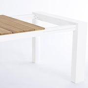 Bővíthető, fehér színű alumínium étkezőasztal natúr színű teakfa fedlappal.