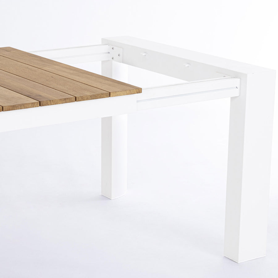 Bővíthető, fehér színű alumínium étkezőasztal natúr színű teakfa fedlappal.