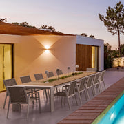 Óriás méretű, bővíthető, fehér színű alumínium étkezőasztal natúr színű teakfa fedlappal.