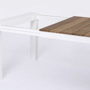 Óriás méretű, bővíthető, fehér színű alumínium étkezőasztal natúr színű teakfa fedlappal.