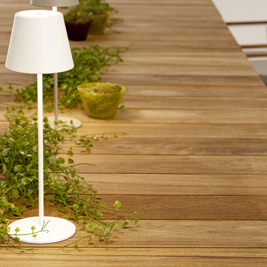 Óriás méretű, bővíthető, fehér színű alumínium étkezőasztal natúr színű teakfa fedlappal.