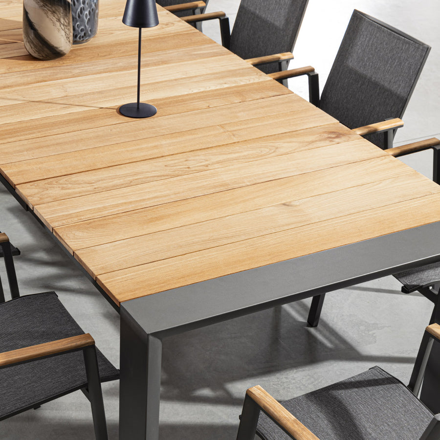 Óriás méretű, bővíthető, sötétszürke színű alumínium étkezőasztal natúr színű teakfa fedlappal.