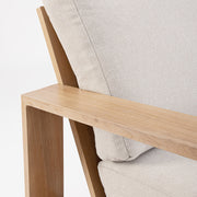 A kortárs stílusú kerti ülőgarnitúra fotel részlete karfával és párnával.