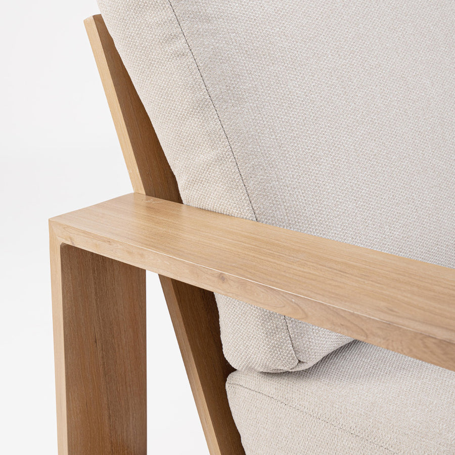 A kortárs stílusú kerti ülőgarnitúra fotel részlete karfával és párnával.