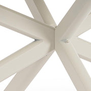 Kortárs, bézs színű, alumíniumvázzal rendelkező kültéri étkezőasztal szinterezett kő fedlappal.