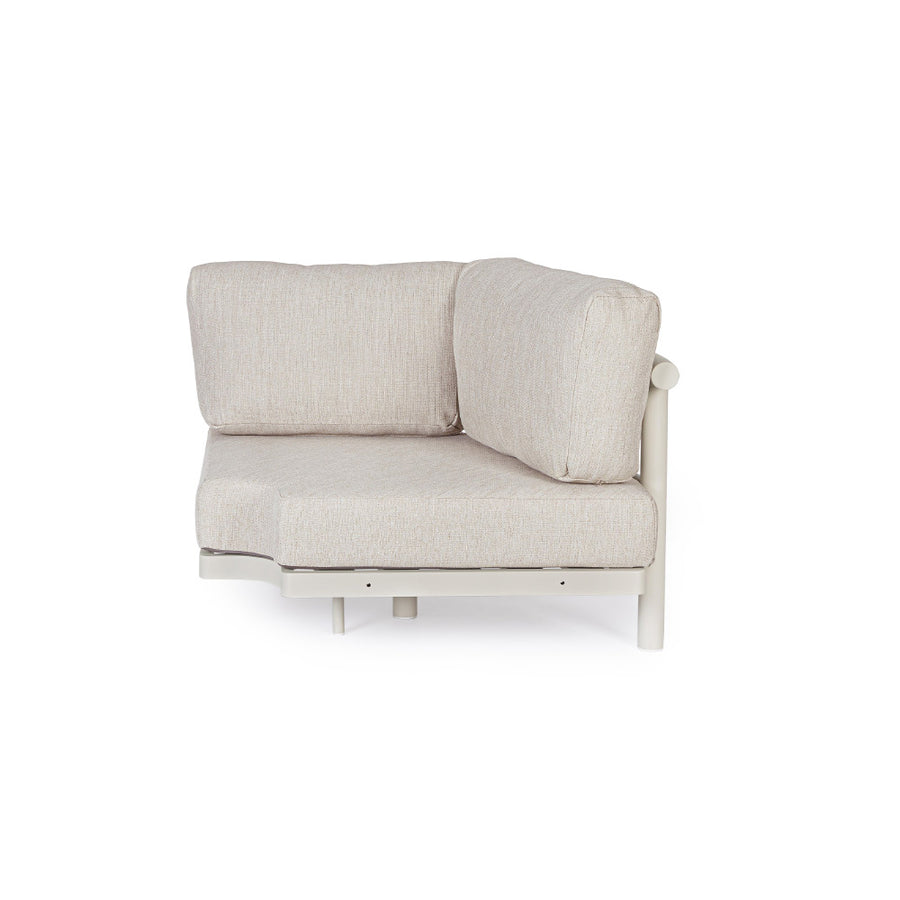 Kortárs bézs alumíniumból készült, kerti ülőgarnitúra homokszínű ülő- és hátpárnákkal.