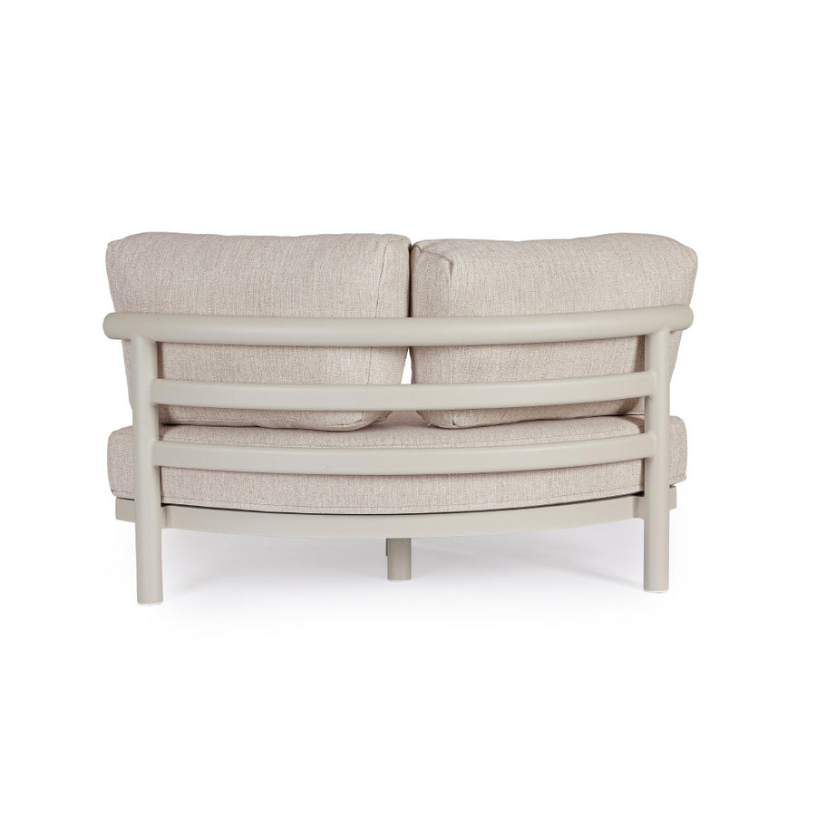 Kortárs bézs alumíniumból készült, kerti ülőgarnitúra homokszínű ülő- és hátpárnákkal.