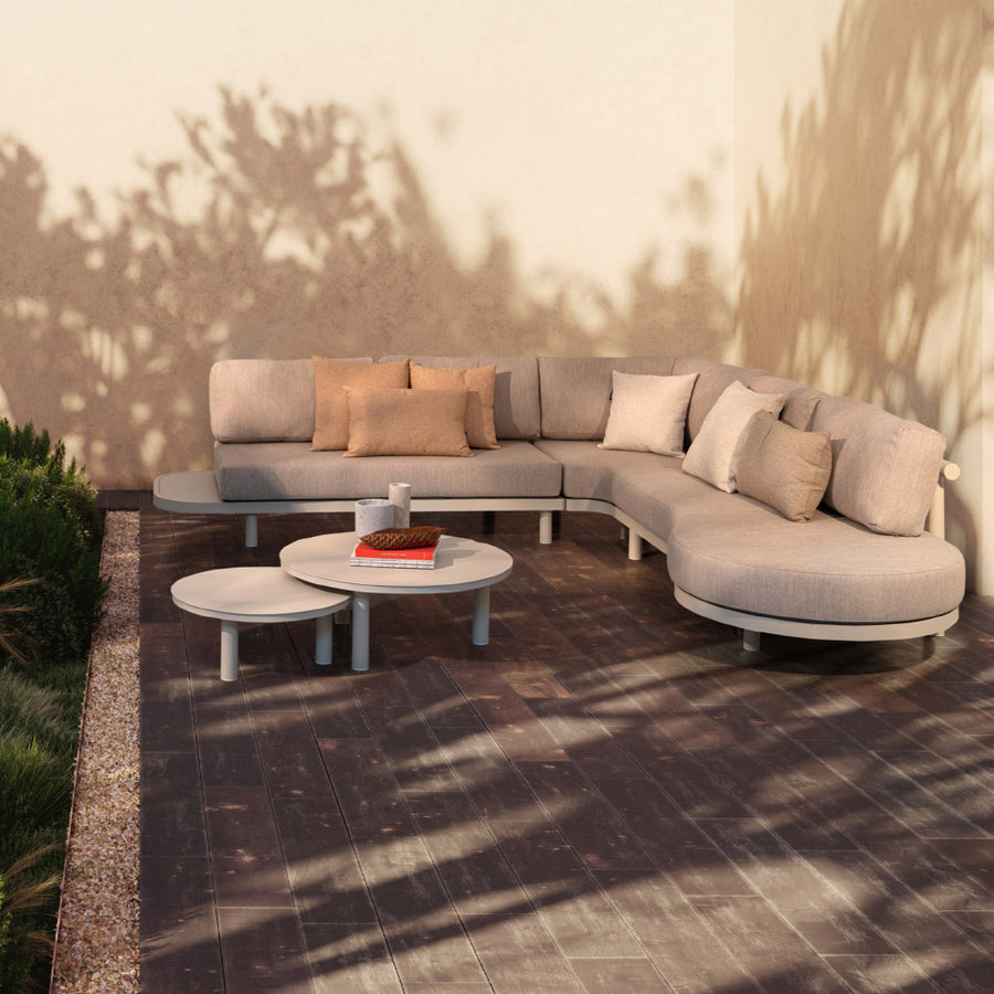 Kortárs bézs alumíniumból készült, kerti ülőgarnitúra homokszínű ülő- és hátpárnákkal.