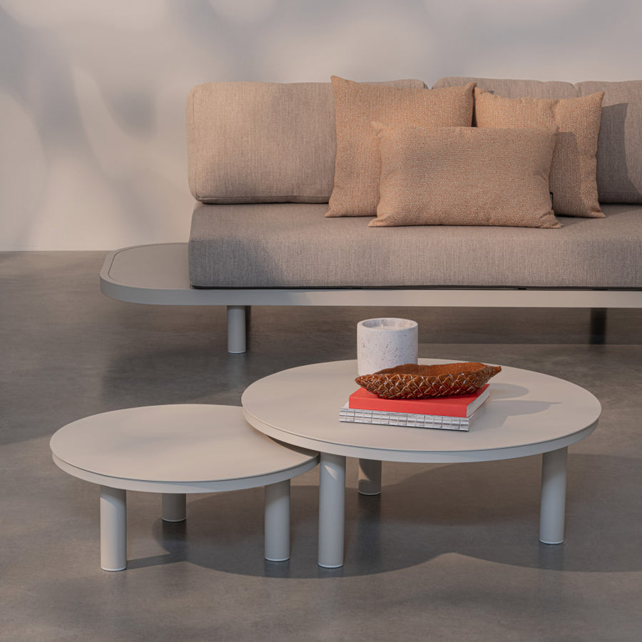 Kortárs bézs alumíniumból készült, kerti ülőgarnitúra homokszínű ülő- és hátpárnákkal.